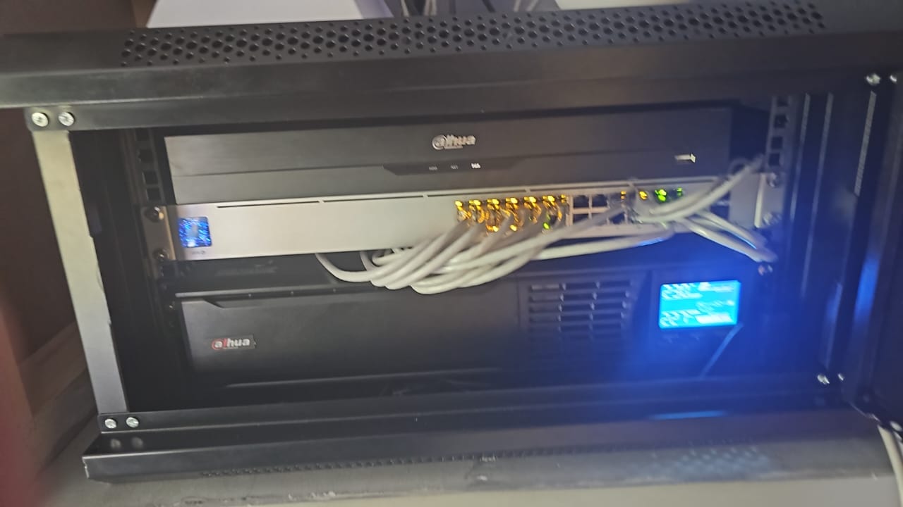Rack de propiedad con switches gestionados y NVR