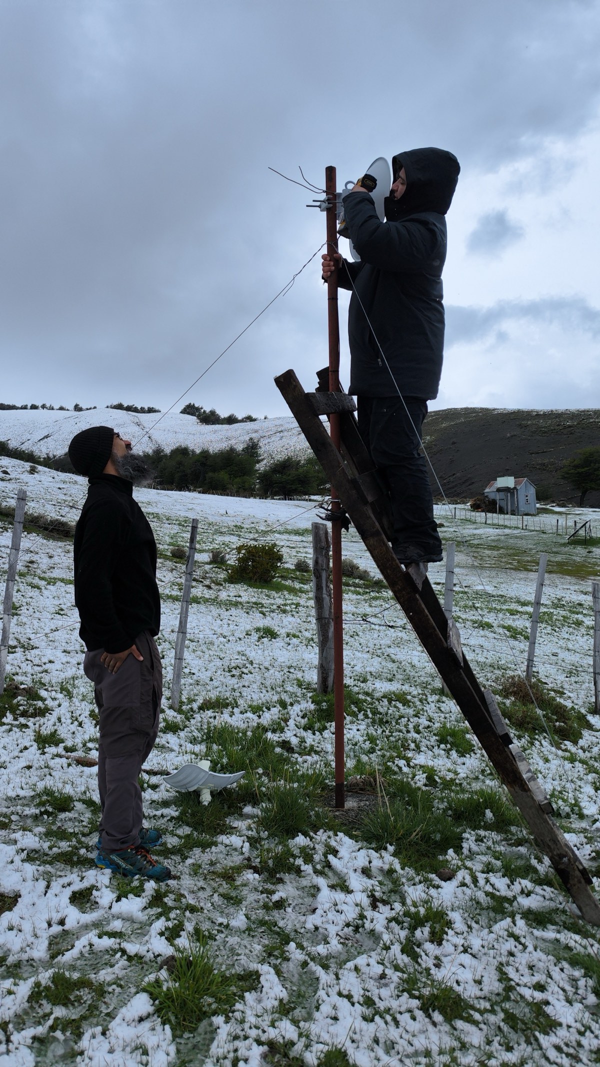 Instalación Starlink en zona remota con nieve
